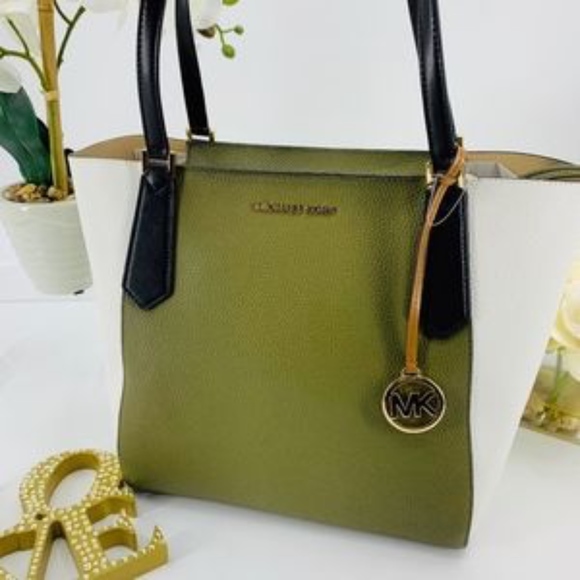 LAST DAY SALE Michael Kors Kimberly Leather Bag - Picture 3 of 7